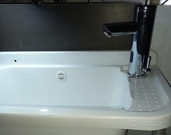 Lavandino con rubinetto elettronico completo.