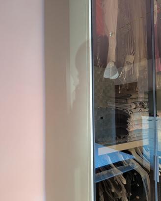 armadio Giessegi con ante in vetro fumé 