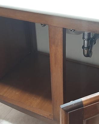 Mobile bagno in legno con specchio e applique