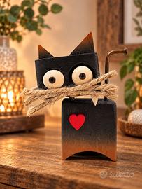 Gatto decorativo artigianale in legno con cuore