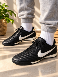 Scarpe da calcetto Nike nere con logo bianco 45