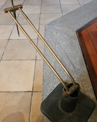 Attrezzo misuratore da banco