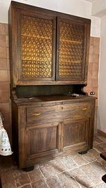 Credenza antica con alzata e vetri