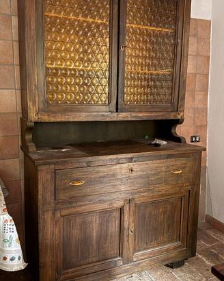 Credenza antica con alzata e vetri