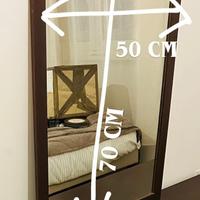specchio con cornice il legno scuro