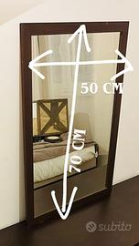 specchio con cornice il legno scuro