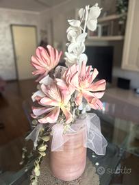 Vaso con composizione floreale