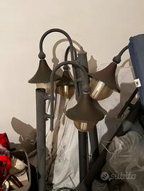 Lampade da giardino alcune su pali altre a muro