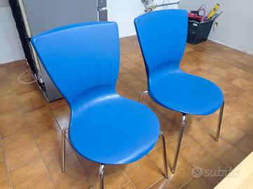 4 sedie in plastica blu. 