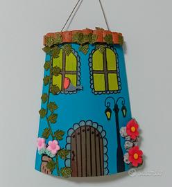 Tegola in legno decorata a mano