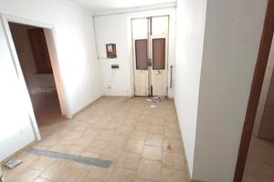 Locale fronte strada