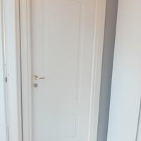 porta in legno bianco