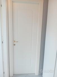 porta in legno bianco