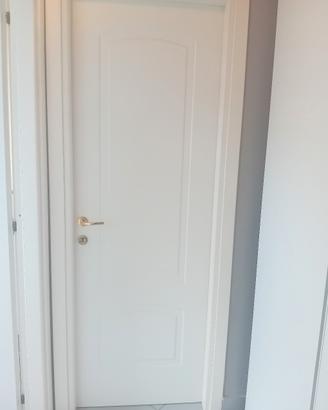 porta in legno bianco