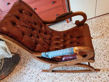 Sedia a dondolo modello chesterfield