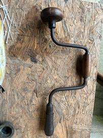 Antico trapano a mano