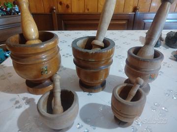 mortaio in legno vintage con pestello