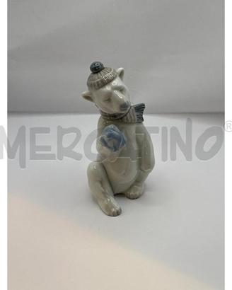 STATUINA ORSO POLARE CON SCIARPA E CAPP
