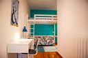 stanza-con-zona-relax-e-terrazzo-vicino-villa-ada