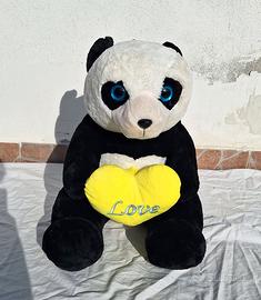 peluche a forma di panda della Tommy toys