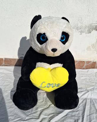 peluche a forma di panda della Tommy toys