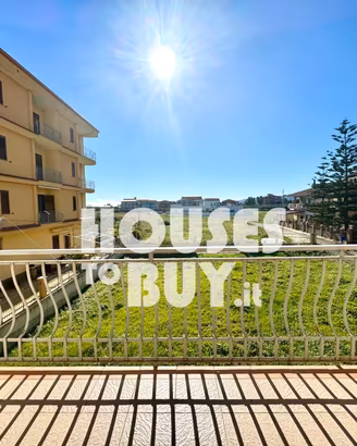 Appartamento con Terrazzi a Pochi Passi dal Mare