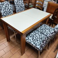 tavolo da cucina  con 4 sedie 