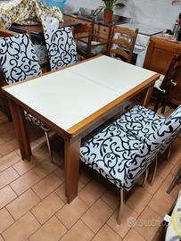 tavolo da cucina  con 4 sedie 