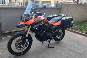 BMW F800GS completa di molti accessori 