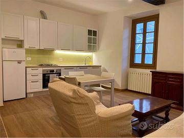 Angera - bilocale arredato in centro con box