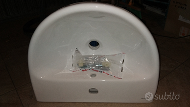 Piccolo lavabo sospeso