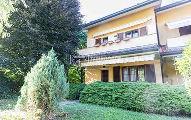 Splendida Villetta di testa con giardino, box e ta