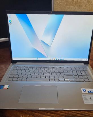 Asus VivoBook 17 i7 1tb 16gb RAM