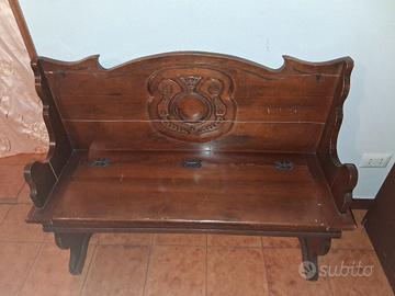 panca in legno antico con piccola cassapanca. 