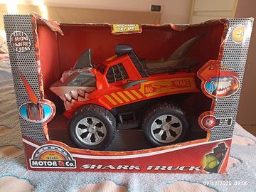 Moster track va avanti e dietro muove la coda e bo