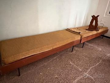 Coppia letti essenziali in legno a rete poltroncin