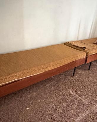 Coppia letti essenziali in legno a rete poltroncin