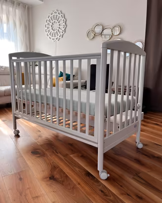 Lettino Pali in legno bianco con cassetto e ruote