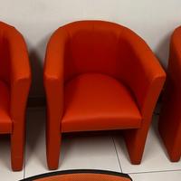 Poltrona arancione a pozzetto in ecopelle