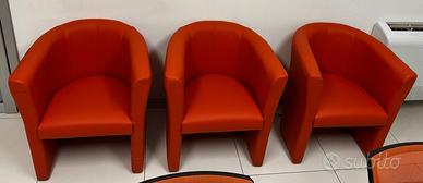 Poltrona arancione a pozzetto in ecopelle