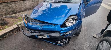 fiat punto incindentata