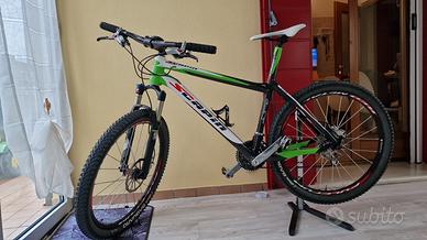 Mountain bike in carbonio