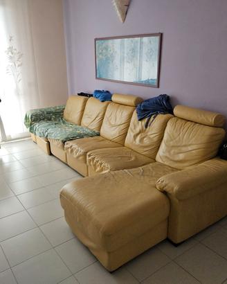 Divano in pelle pagato €8.000 nel 2016