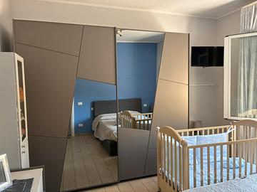 Camera da letto con letto contenitore