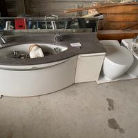 Grande mobile bagno con armadietti e sanitari