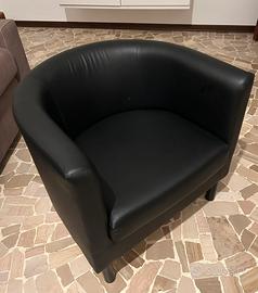 Poltroncina nera in ecopelle