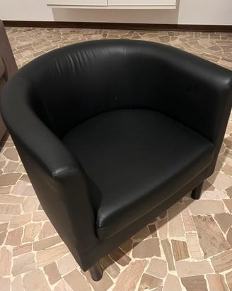Poltroncina nera in ecopelle