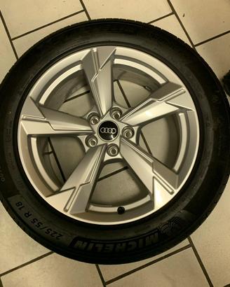 Set 4 cerchi in lega 18 originali audi +gomme