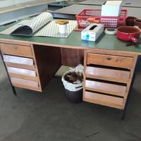 scrivania di legno 8 cassetti