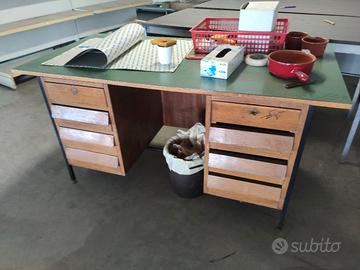 scrivania di legno 8 cassetti